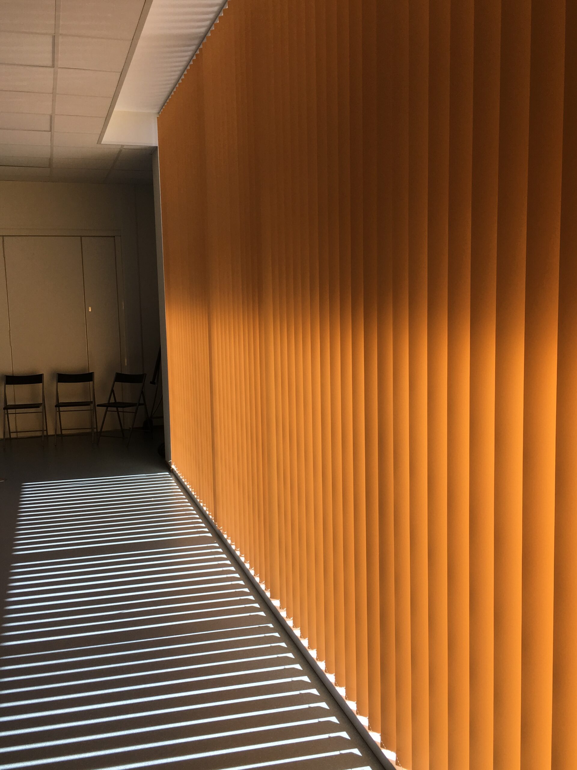 Oranžid 127 mm püstlamellkardinad suurel aknapinnal