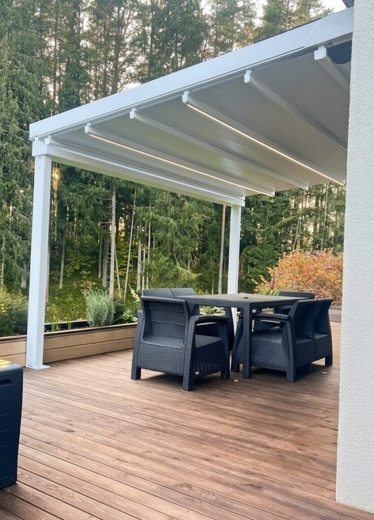 Valge pergola halli kangaskatuse ja integreeritud LED-valgustusega