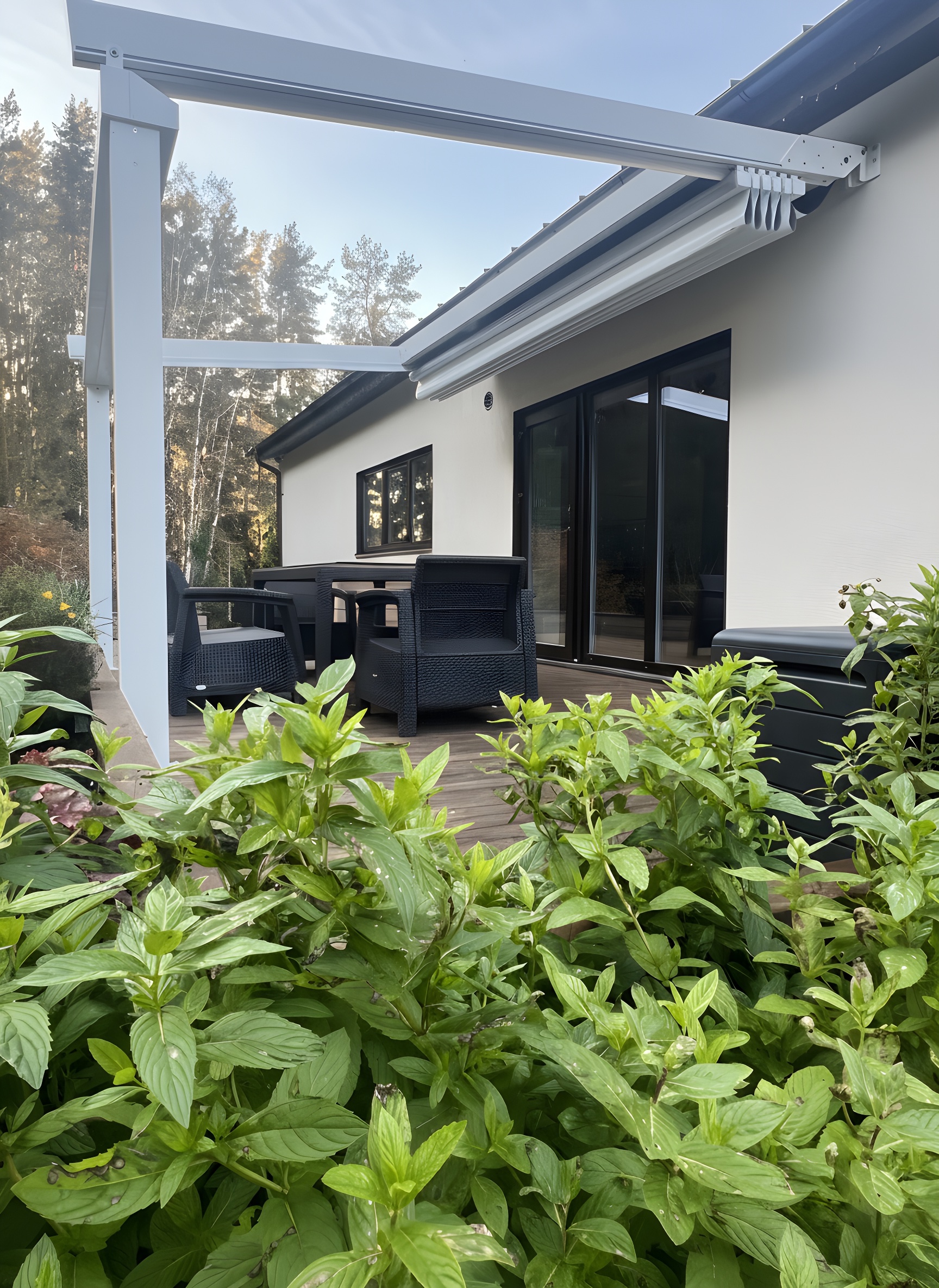 Valge pergola avatud voldikkatusega terrassil