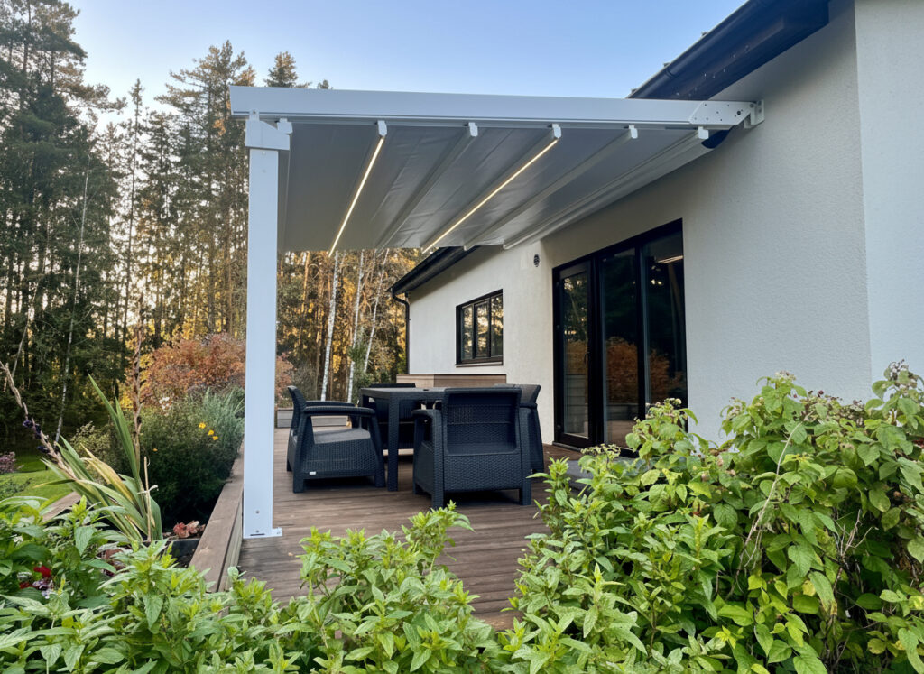 Valge pergola halli kangaskatusega puidust terrassil