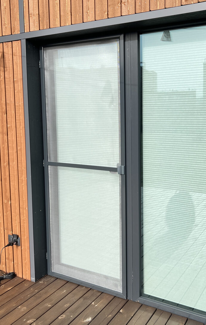 Hall alumiiniumraamiga putukavõrk musta raamiga terrassiuksel