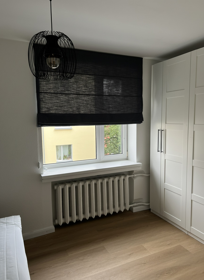 Must poolläbipaistev roomakardin valge raamiga magamistoa aknal