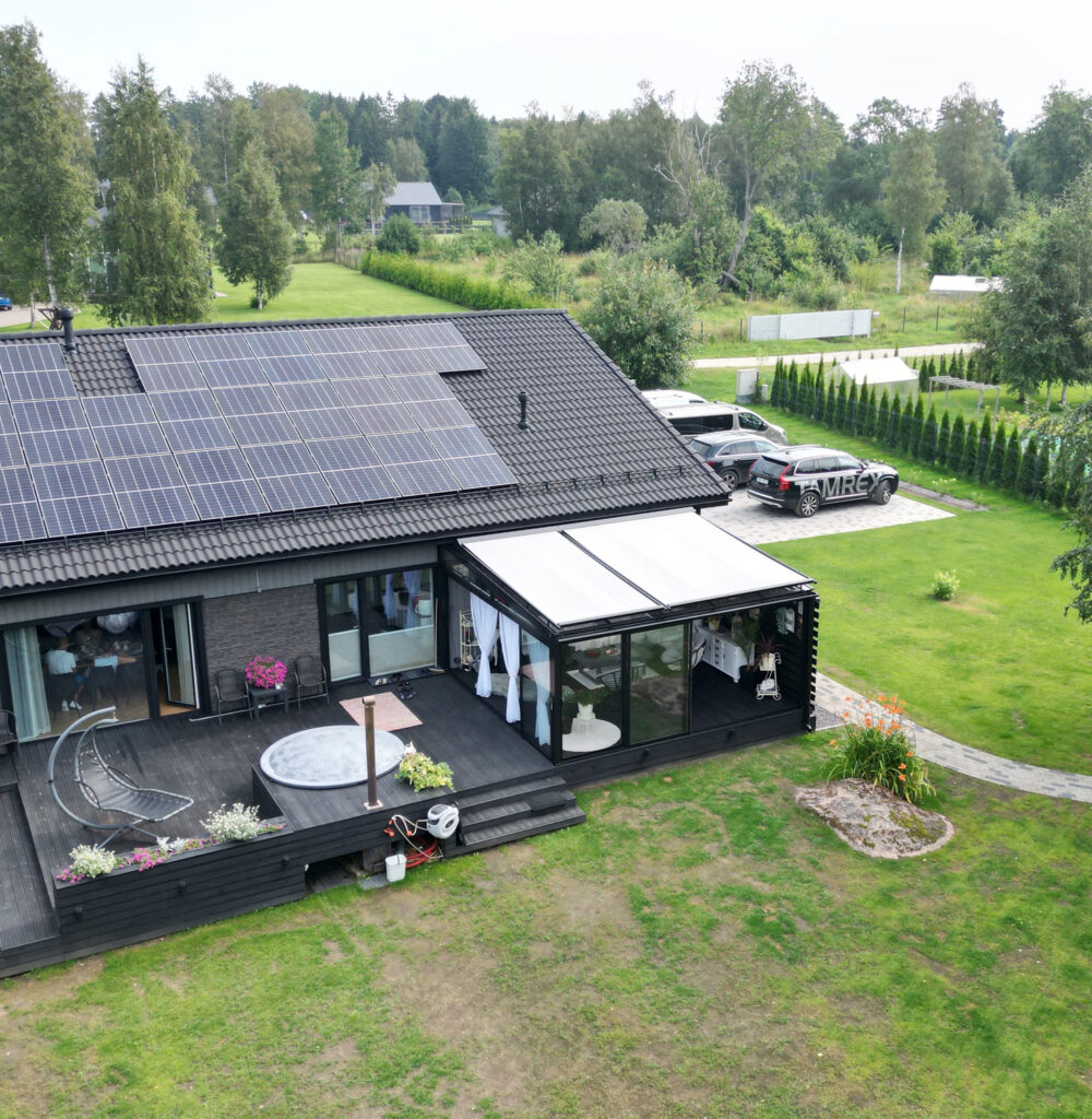 Valge päikesevari klaasitud veranda katusel