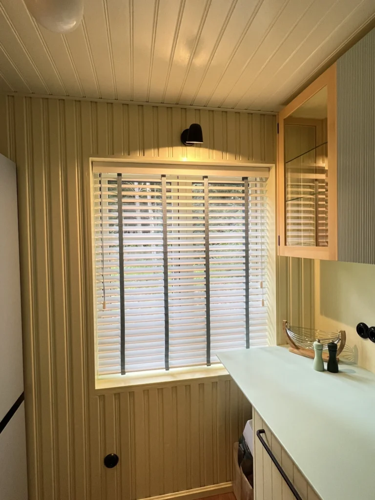 Valge 50 mm puitribakardin köögi aknal